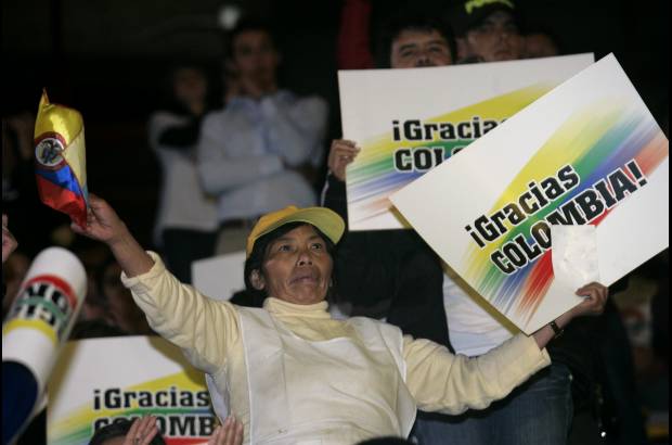 Reuters - Los santistas celebraron el triunfo de Juan Manuel Santos en el coliseo El Campín de Bogotá.