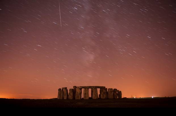 Reuters - As&#237; se registr&#243; la lluvia de estrellas en el cielo nocturno de Stonehenge, en Salisbury Plain, en el sur de Inglaterra. En la fotograf&#237;a se ven como peque&#241;os punticos blancos.