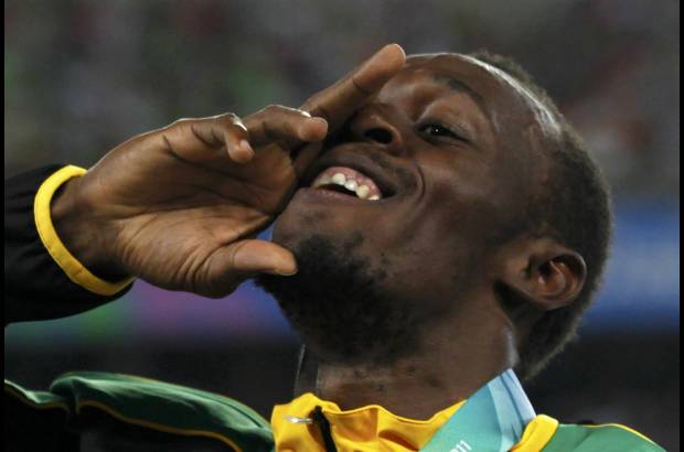 Reuters - Junto a Nesta Carter, Michael Frater y Yohan Blake, &#233;ste &#250;ltimo el campe&#243;n de los 100, Jamaica le reban&#243; seis cent&#233;simas al previo r&#233;cord mundial que ellos mismos hab&#237;an establecido en los Juegos Ol&#237;mpicos de Beijing 2008. Debido a la baja por lesi&#243;n de Asafa Powell, esta fue la primera vez que a Bolt le toc&#243; cargar con la &#250;ltima posta en una de las grandes citas.
