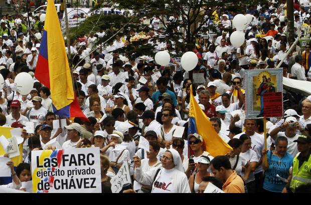 Reuters - Con pancartas y banderas la gente manifest&#243; su rechazo a la violencia. Medell&#237;n se uni&#243; y dijo: &#161;No m&#225;s Farc&#133; &#161;No a la violencia&#133;