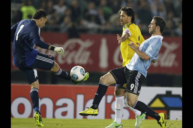 Reuters - "Hicimos un buen partido ante un gran rival como Argentina, sabíamos que iba a ser difícil y un empate aquí no está mal. Ahora vamos a buscar la clasificación en casa", dijo el defensor colombiano Mario Yepes.