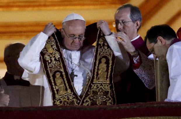 REUTERS - Esa admiraci&#243;n por sus tres predecesores llev&#243; a Juan Pablo II a ser enterrado bajo tierra, como Pablo VI, en el mismo lugar donde estuvo sepultado Juan XXIII y frente al sarc&#243;fago del &quot;papa de la sonrisa&quot;, como se conoci&#243; a Luciani.
