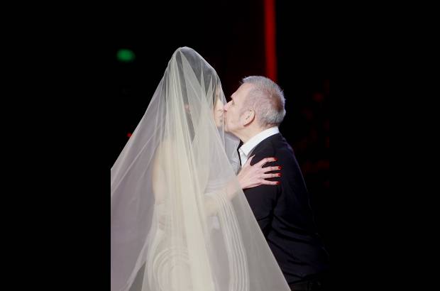 AP - Gaultier, a quien no le gusta &quot;hacer retro por hacer retro&quot;, dijo luego a la prensa haber pensado &quot;muy pronto&quot; en dedicar una colecci&#243;n a la cantante y a su estilo.