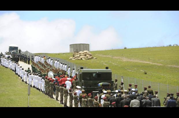 REUTERS - El f&#233;retro de Mandela lleg&#243; en procesi&#243;n al comp&#225;s de marchas militares, transportado por un cami&#243;n del Ej&#233;rcito, escoltado por la guardia de honor y cubierto con una bandera sudafricana, mientras sonaban salvas disparadas por ca&#241;ones.