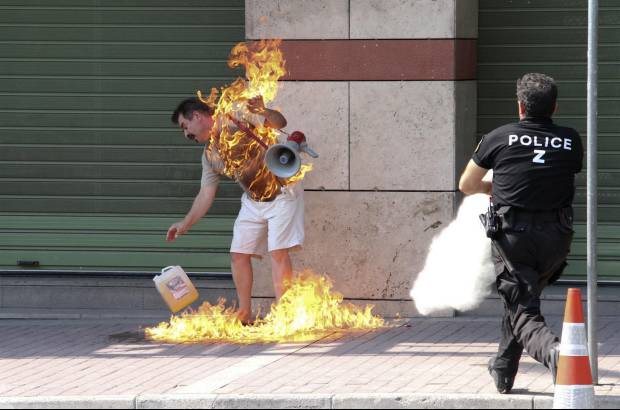 Reuters - Un hombre se prendió fuego frente a una sucursal bancaria en Salónica, Grecia. Según la Policía, el hombre de 55 años había entrado al banco a pedir una renegociación de los pagos vencidos de un préstamo que no podía pagar, pero fue rechazado por la entidad.