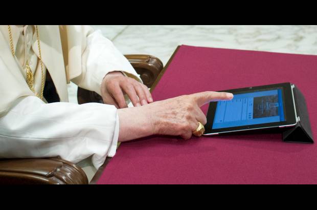 REUTERS - El 12 de diciembre de 2012, lanz&#243; su primer tuit en la red Twitter, a trav&#233;s de su cuenta @pontifex_es.