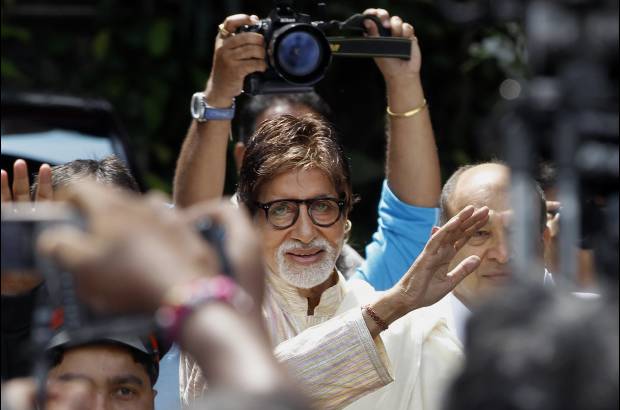 AP - El actor de Bollywood Amitabh Bachchan sonrie ante sus fan&#225;ticos fuera de su residencia en su cumplea&#241;os n&#250;mero 71 celebrado en Mumbai, India.