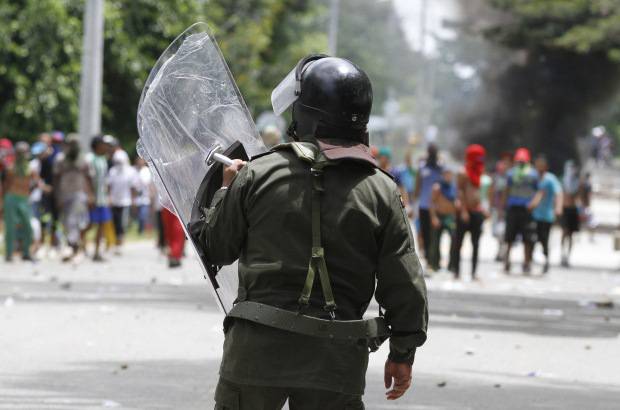 Donaldo Zuluaga - La Policía antimotines se hace cargo de la vigilancia en los distintos sectores y se confirma que el tráfico hacia la Costa Norte está bloqueado.