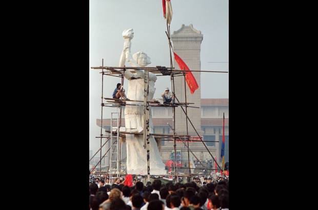 ap - 30 de mayo 1989. Estudiantes reunidos en la Plaza de Tiananmen, en torno a una r&#233;plica de la &quot;Estatua de la libertad&quot;