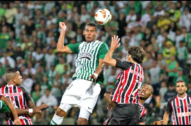 Juan Antonio S&#225;nchez - El primer tiempo mostr&#243; a un equipo local controlando el bal&#243;n, tocando bien y tratando de llegar a la porter&#237;a defendida por Ceni, pero el Sao Paulo estuvo bien plantado en defensa, impidiendo la ca&#237;da de su arco.