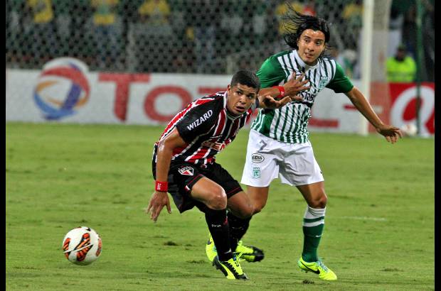 Juan Antonio S&#225;nchez - Tambi&#233;n Fernando Uribe de cabeza tuvo su oportunidad, pero igualmente le falt&#243; precisi&#243;n en el remate para mandar la pelota al fondo de la red.