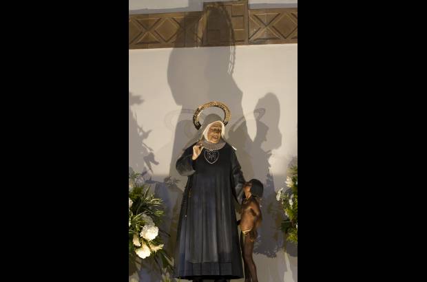 Edwin Bustamante - Flores blancas adornaron el templo.