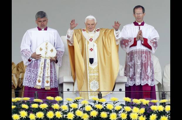 Reuters - Benedicto XVI afirm&#243; que ha venido a F&#225;tima porque aqu&#237; converge la Iglesia peregrina querida por Cristo como instrumento de evangelizaci&#243;n y para pedir a la Virgen por la humanidad.