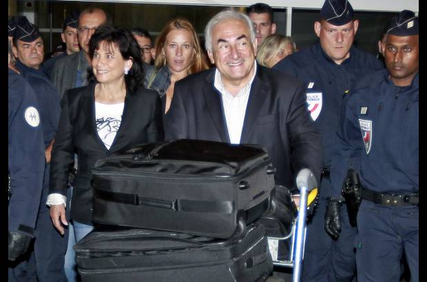 Reuters - El exdirector del Fondo Monetario Internacional, Dominique Strauss-Kahn y su esposa, Anne Sinclair al llegar a Francia después de haber superado los problemas judiciales en Estados Unidos.
