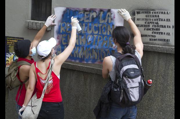 ESTEBAN VANEGAS - Las centrales obreras y grupos estudiantiles de las universidades Nacional y de Antioquia marcharon este 1 de mayo por las calles de Medell&#237;n, exigiendo garant&#237;as laborales al Gobierno Nacional. Al final de la movilizaci&#243;n se presentaron algunos enfrentamientos entre varios manifestantes y agentes de la Polic&#237;a.