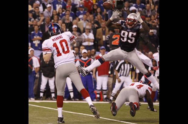 Reuters - Aprovechando la eficiencia de Tynes, el equipo lo mandó nuevamente a intentar gol de campo, esta vez de 33 yardas, que acertó, y puso números de 17-15.