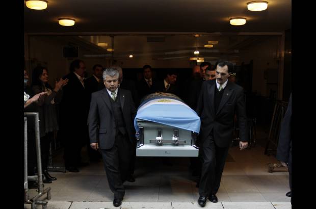 Reuters - Miles de personas, incluyendo representantes de la pol&#237;tica y de la cultura, se despidieron de Cabral en el peque&#241;o Teatro ND Ateneo de Buenos Aires, escenario en el que el cantautor se hab&#237;a presentado por &#250;ltima vez en Argentina, el pasado mayo.