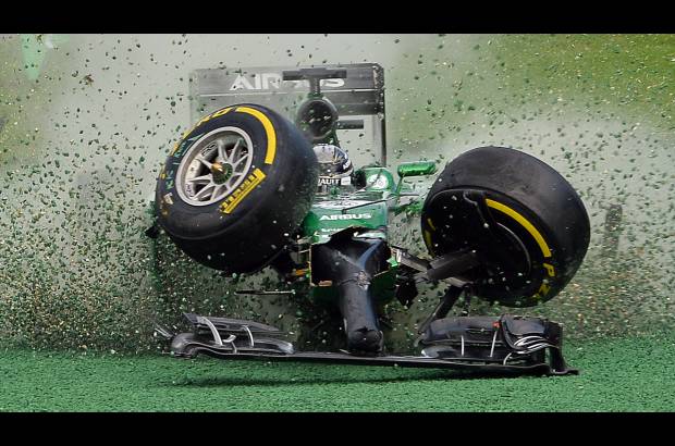 AFP - El coche de Caterham -Renault manejado por Kamui Kobayashi de Jap&#243;n se desv&#237;a fuera de la pista. Es el Gran Premio de Australia en Melbourne.