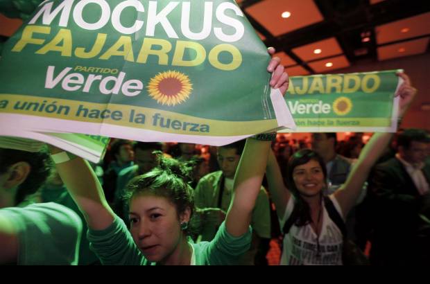 Reuters - Desde temprano los seguidores de Antanas Mockus comenzaron a celebrar el paso a la segunda vuelta.