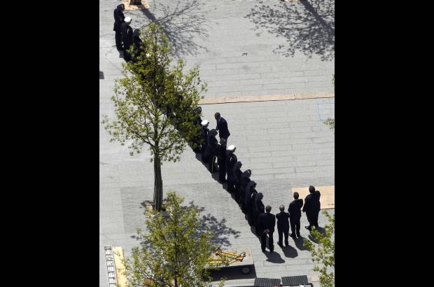 Reuters - El Presidente saludo uno por uno a todos los policías que estaban en el lugar.
