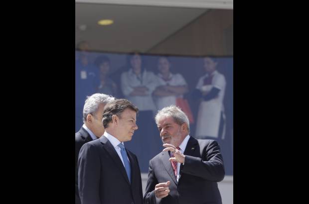 Reuters - Lula recibió a Santos con un afectuoso abrazo en lo alto de una rampa que conduce al interior del Palacio presidencial de Planalto.