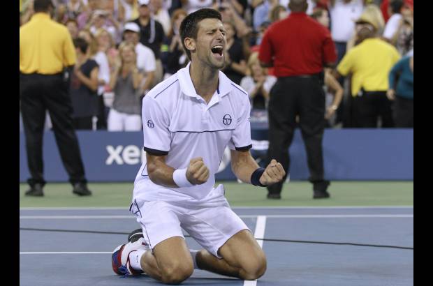 Reuters - Novak Djokovic, de Serbia, celebra después de derrotar a Rafael Nadal de España en la final de tenis masculina del Abierto de Estados Unidos. Se convirtió en el número 1 del mundo.