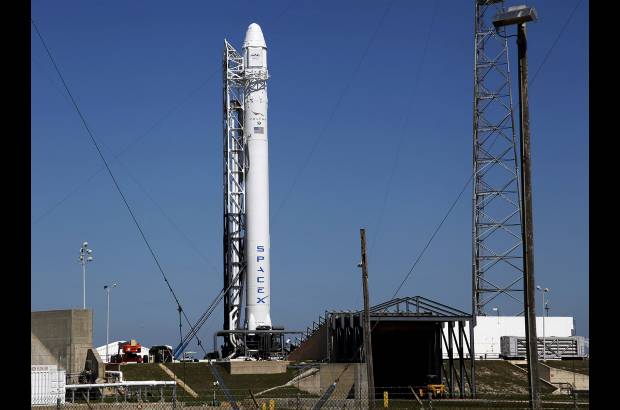 Reuters - De esta forma la EEI, en la que Estados Unidos ha invertido unos 50.000 millones de d&#243;lares de los m&#225;s de 100.000 millones que cuesta, y los seis astronautas que la habitan recibir&#225;n los primeros abastecimientos transportados por una nave de la empresa privada.