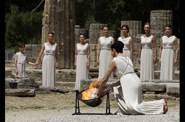 Foto Reuters - A pesar de que en la Grecia cl&#225;sica la llama ol&#237;mpica simbolizaba el robo del fuego de los dioses por parte de Prometeo, quien rebel&#225;ndose contra las leyes inmortales se lo entreg&#243; a los hombres, el ceremonial que rodea a la antorcha tiene or&#237;genes mucho m&#225;s actuales.