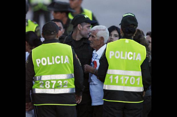 Reuters - El intendente Jorge Trujillo Solarte, acompañado por su padre, visiblemente emocionado tras el reencuentro.