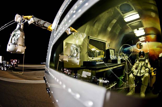 Reuters - Baumgartner viajar&#237;a a velocidad supers&#243;nica durante alrededor de un minuto antes de llegar a una parte m&#225;s densa de la atm&#243;sfera que frenar&#237;a su velocidad.