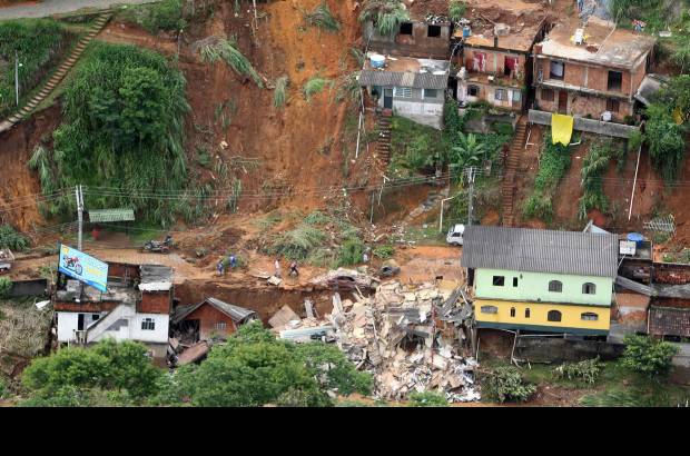 Reuters - Ter&#233;sopolis (uno de los sus sectores afectados en la foto) no es el &#250;nico que reporta emergencias. Tambi&#233;n hay dificultades en el municipio de Petr&#243;polis y Nueva Friburgo.