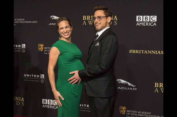 Reuters - El actor Robert Downey Jr. y su esposa Susan posan en los Premios Bafta en Los &#193;ngeles, Britannia Awards.
