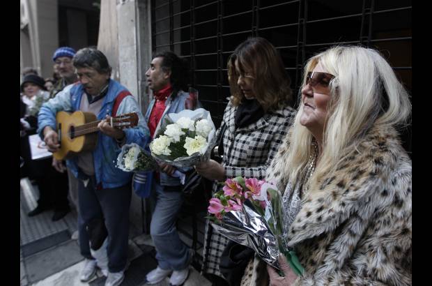 Reuters - El cortejo f&#250;nebre pas&#243; por las inmediaciones de la cafeter&#237;a La Biela de Buenos Aires, tradicional punto de reuni&#243;n de intelectuales y personalidades argentinas que Cabral frecuentaba siempre que se encontraba en la capital.