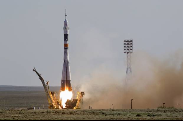 Reuters - Por ello, tres de los seis inquilinos de la EEI -los rusos Ant&#243;n Shk&#225;plerov y Anatoli Ivanishin y el estadounidense Daniel Burbank- tuvieron que permanecer en el espacio seis semanas m&#225;s de lo previsto y, en vez de regresar a la Tierra el 16 de marzo, lo hicieron el 27 de abril.