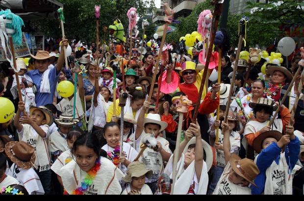 Julio C&#233;sar Herrera - Cerca de 300 ni&#241;os desfilaron con sus caballitos de palo por algunas calles del centro de la ciudad. El evento fue organizado por Corbol&#237;var.