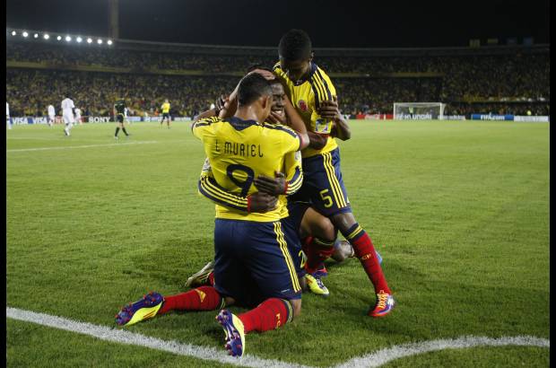 Colprensa - La celebración de James con los hinchas en El Campín tras el segundo tanto.