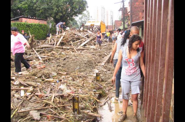Rodrigo Mart&#237;nez - La empalizada que baj&#243; por la quebrada La Picacha y se acumul&#243; en la carrera 88 con calle 31DA.