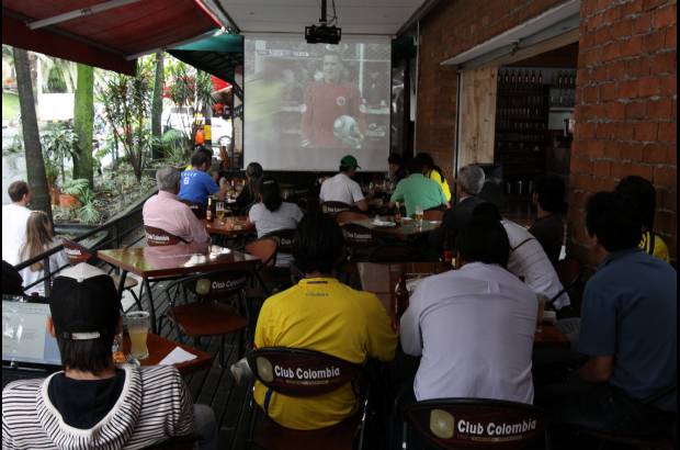 Edwin Bustamante - En Medell&#237;n, algunos aficionados apoyaron la Selecci&#243;n desde el Parque Lleras, a trav&#233;s de la tele.