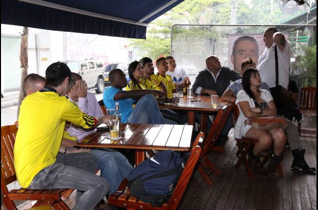 Edwin Bustamante - La hora, 3:00 p.m., y el d&#237;a laboral, martes, no evitaron que los hinchas antioque&#241;os del f&#250;tbol se gozaran el debut halagador de la Selecci&#243;n de Colombia en la Eliminatoria Suramericana. En los negocios de Obelisco, Parque Lleras y La Mota fueron varios los testigos, a trav&#233;s de la televisi&#243;n, de la merecida e hist&#243;rica victoria del onceno nacional.