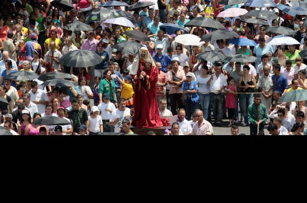 Manuel Saldarriaga - Multitudinario fue el viacrucis en el barrio Moravia de Medellín, donde se representó la pasión de Cristo.