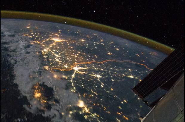 Reuters - Desde la Estación Espacial Internacional se puede ver la línea naranja que marca la frontera entre India y Pakistán. Está iluminada con fines de vigilancia. Los puntos brillantes son: Srinagar, en India, el de la izquierda; Islamabad, capital de Pakistán, es el de abajo en el centro; Lahore, en Pakistán, es el del centro cerca de la frontera y el de arriba es Delhi en la India.