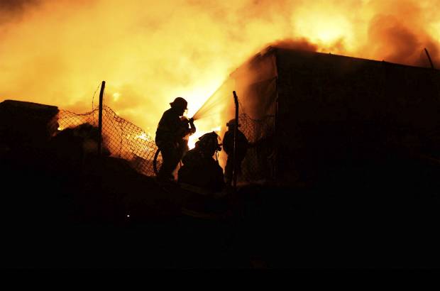 Manuel Saldarriaga - El incendio se presentó en la madrugada de este miércoles en el barrio Primavera del Municipio de Envigado. La conflagración comenzó en un deposito de maderas y las llamas alcanzaron cerca de 30 metros.