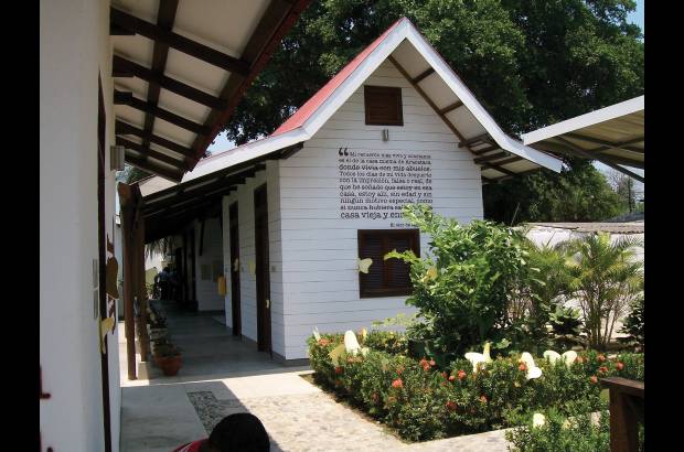 Colprensa - 1936. Muere su abuelo Nicolás Márquez, con quien había tenido una gran amistad y de quien escuchaba historias. Lo llevan a vivir con sus padres y hermanos, en Sucre. Pocos días dura allí, pues se va a estudiar a Barranquilla.