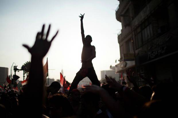 AP - Los manifestantes cantaban consignas contra el presidente islamista egipcio, Mohammed Mursi, que fue el primer l&#237;der elegido por votaci&#243;n, pero provoc&#243; la ira de sus opositores por sus inclinaciones islamistas.