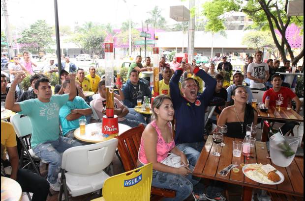 Edwin Bustamante - En Obelisco la afici&#243;n antioque&#241;a anim&#243;, hizo fuerza y festej&#243; el triunfo de Colombia.