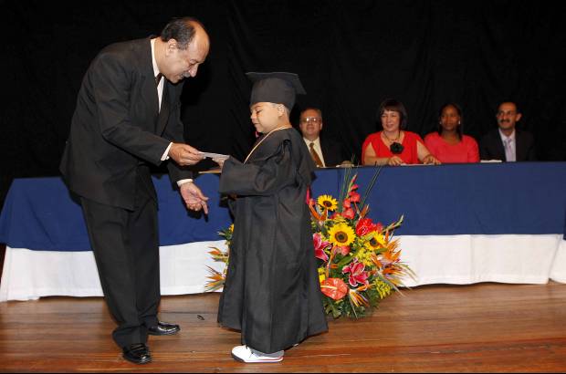Foto Hernán Vanegas - De manos del rector Carlos Jaime Mazo, el bachiller Brayan recibió su diploma.