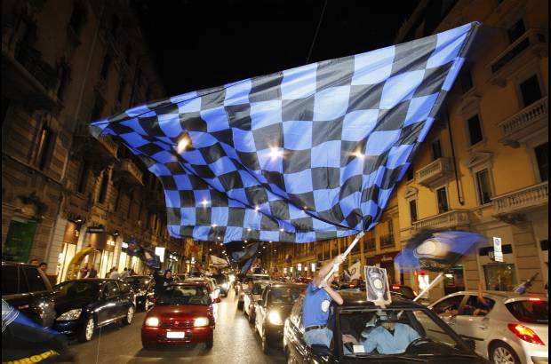 AP - La celebración de los hinchas interistas en las calles de Milán, Italia.