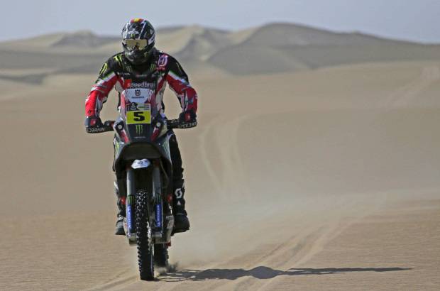 REUTERS - Joan Barreda, tambi&#233;n espa&#241;ol, gan&#243; en la categor&#237;a motos marcando un tiempo de 2 horas, 42 minutos y 31 segundos con su Husqvarna.