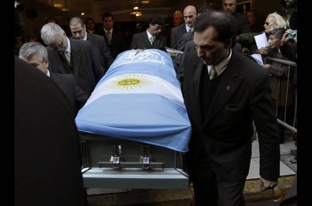Reuters - La presidenta argentina, Cristina Fern&#225;ndez, decret&#243; tres d&#237;as de duelo nacional por la muerte de Cabral.