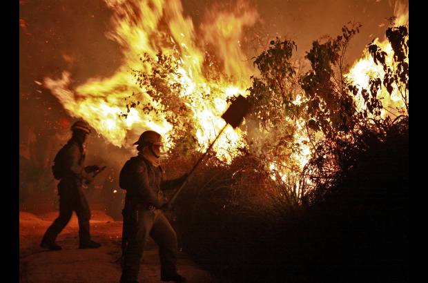 David S&#225;nchez - Camilo Zapata, director del Sistema de Atenci&#243;n y Desastres de Medell&#237;n, Simpad, explic&#243; que las labores realizadas por los bomberos para controlar el incendio, fueron en su totalidad manuales.